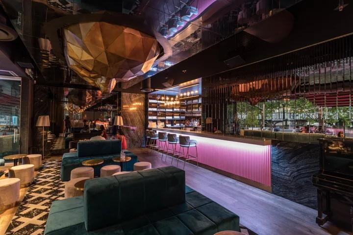 Lounge Pub tầng 1.