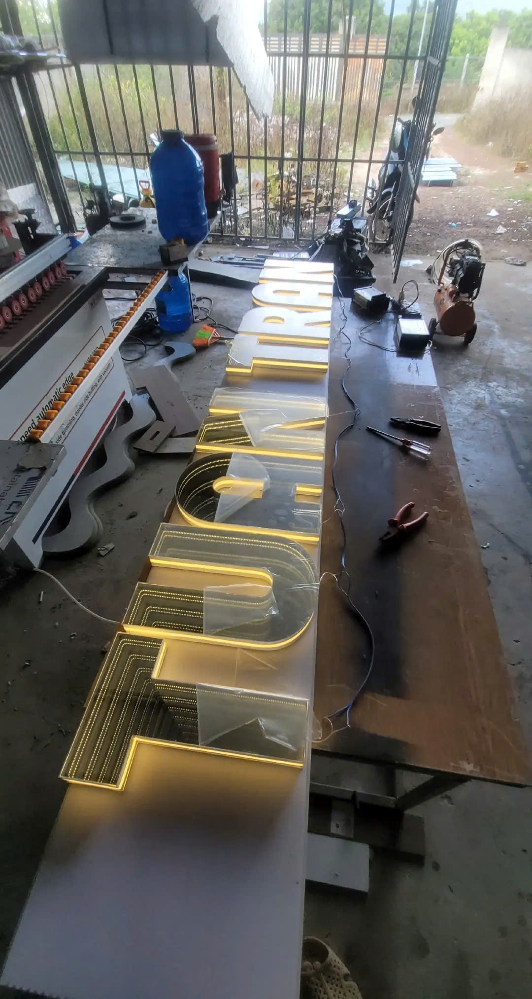 Mặt chữ mica trong suốt