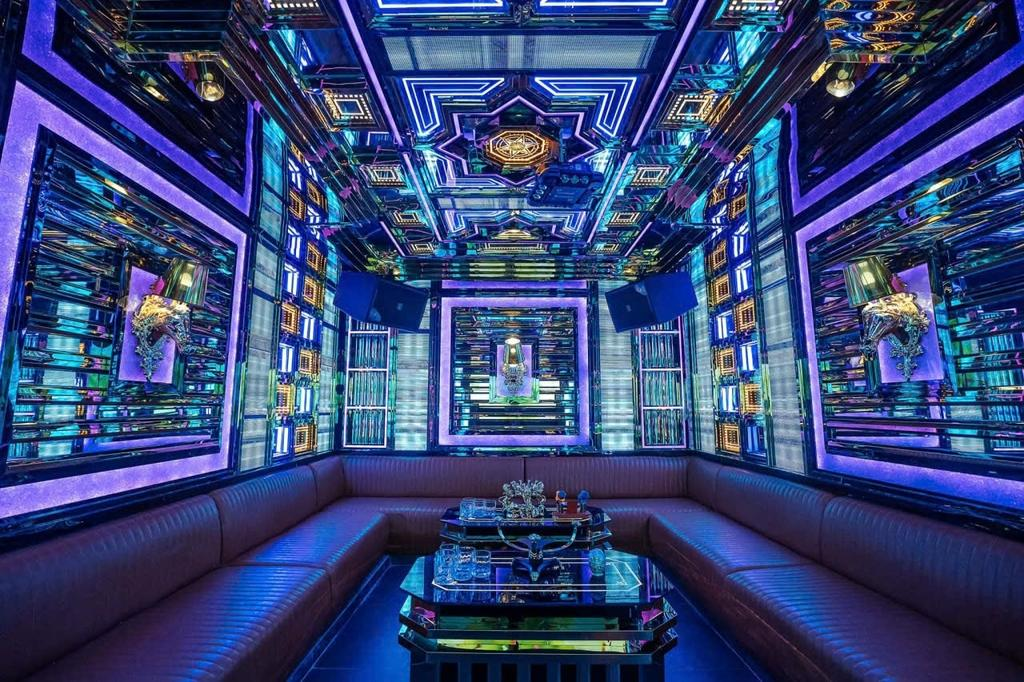 Ứng Dụng Gương Vô Cực Trong Thiết Kế Karaoke Cao Cấp