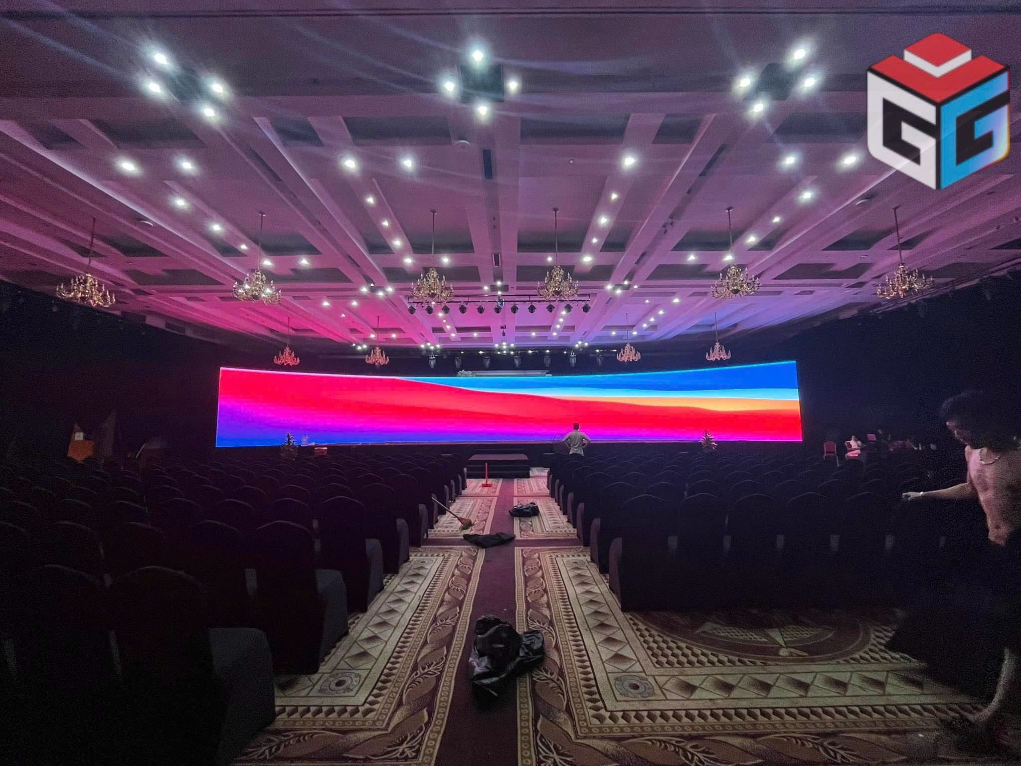 Màn hình LED hiển thị video quảng cáo với hình ảnh sắc nét, nổi bật.