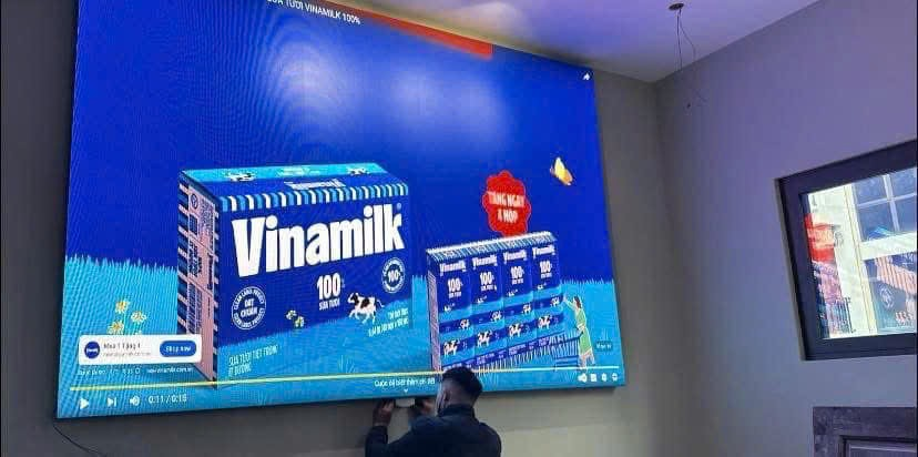 Showroom sử dụng màn hình LED để quảng bá thương hiệu và sản phẩm.